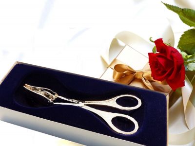 silberne Geb�ckzange glanzglatt - versilbert- 1 St�ck in Geschenkverpackung