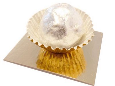 feine silberne Cointreau Tr�ffelpraline mit echtem essbaren Blattsilber �berzogen - einzeln 20gr./St